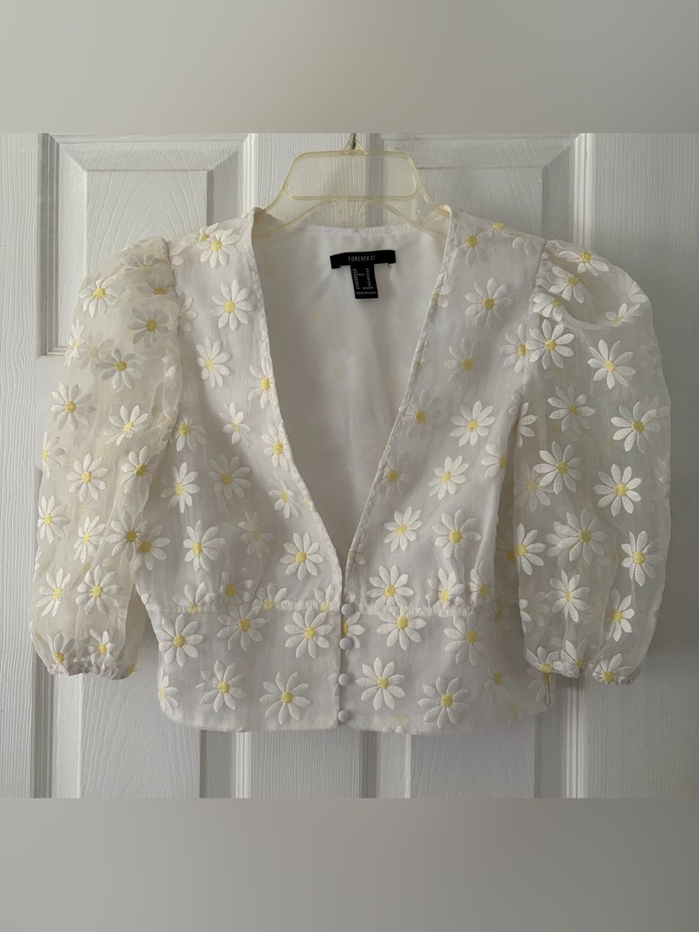 Forever 21 White Daisy Embroidered V-Neck Puff Sleeve Crop Top